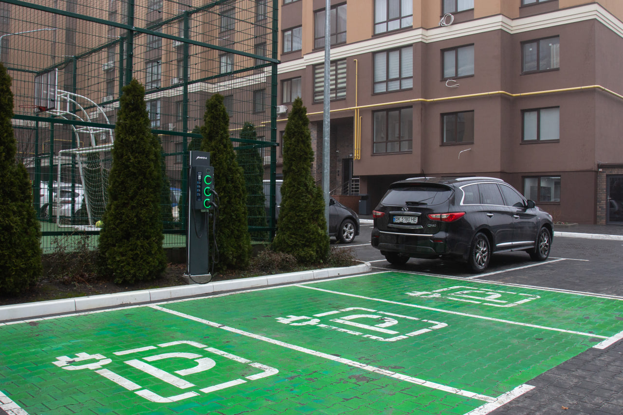 Зарядна станція для електромобілів біля житлового будинку