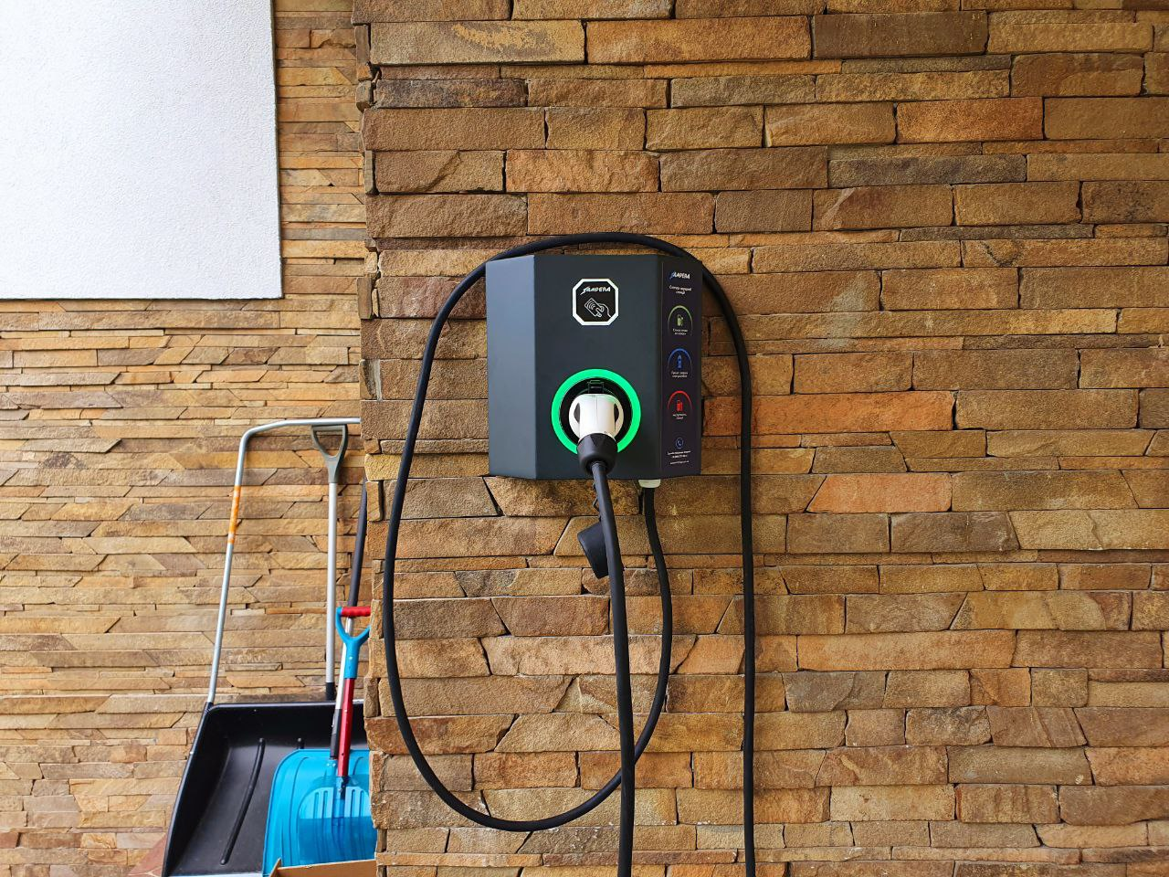 Зарядні станції для електромобілів: як обрати та встановити — стаття блогу Ampera про електромобілі та зарядні станції