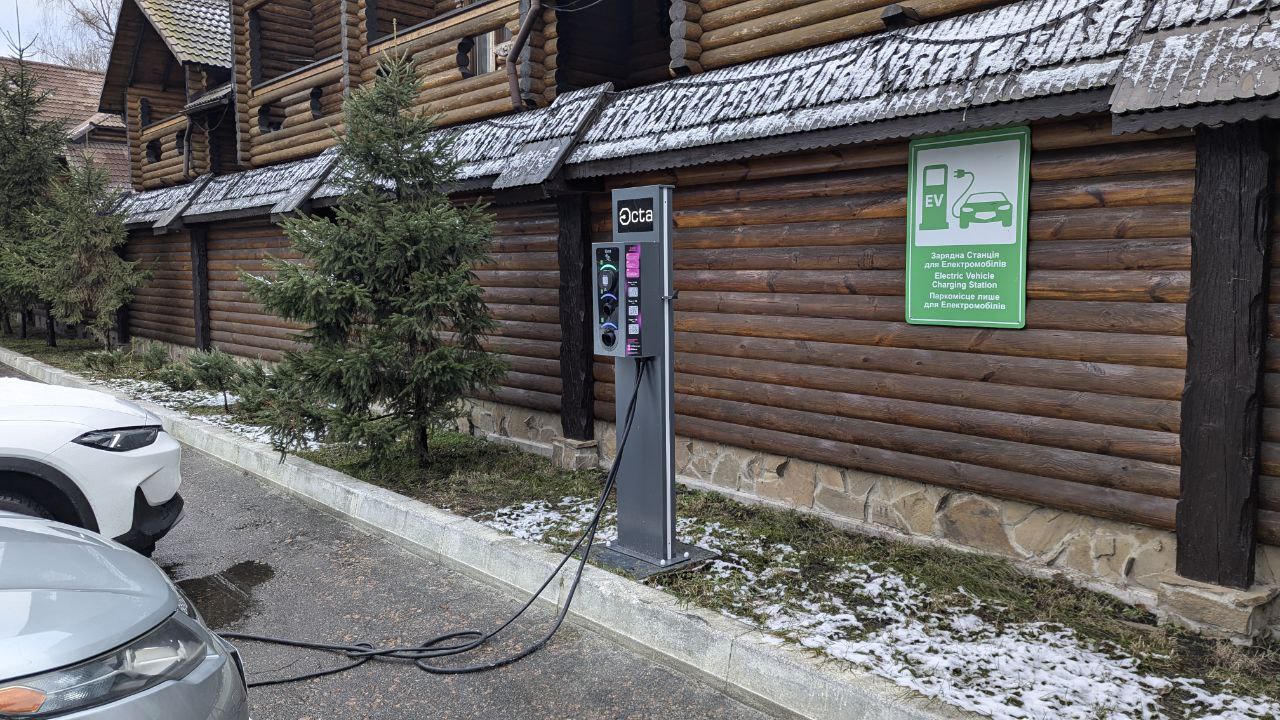 Монтаж зарядної станції Ampera Commercial в заміському комплексі Sobi Club, Вишгород — зарядка для гостей готелю