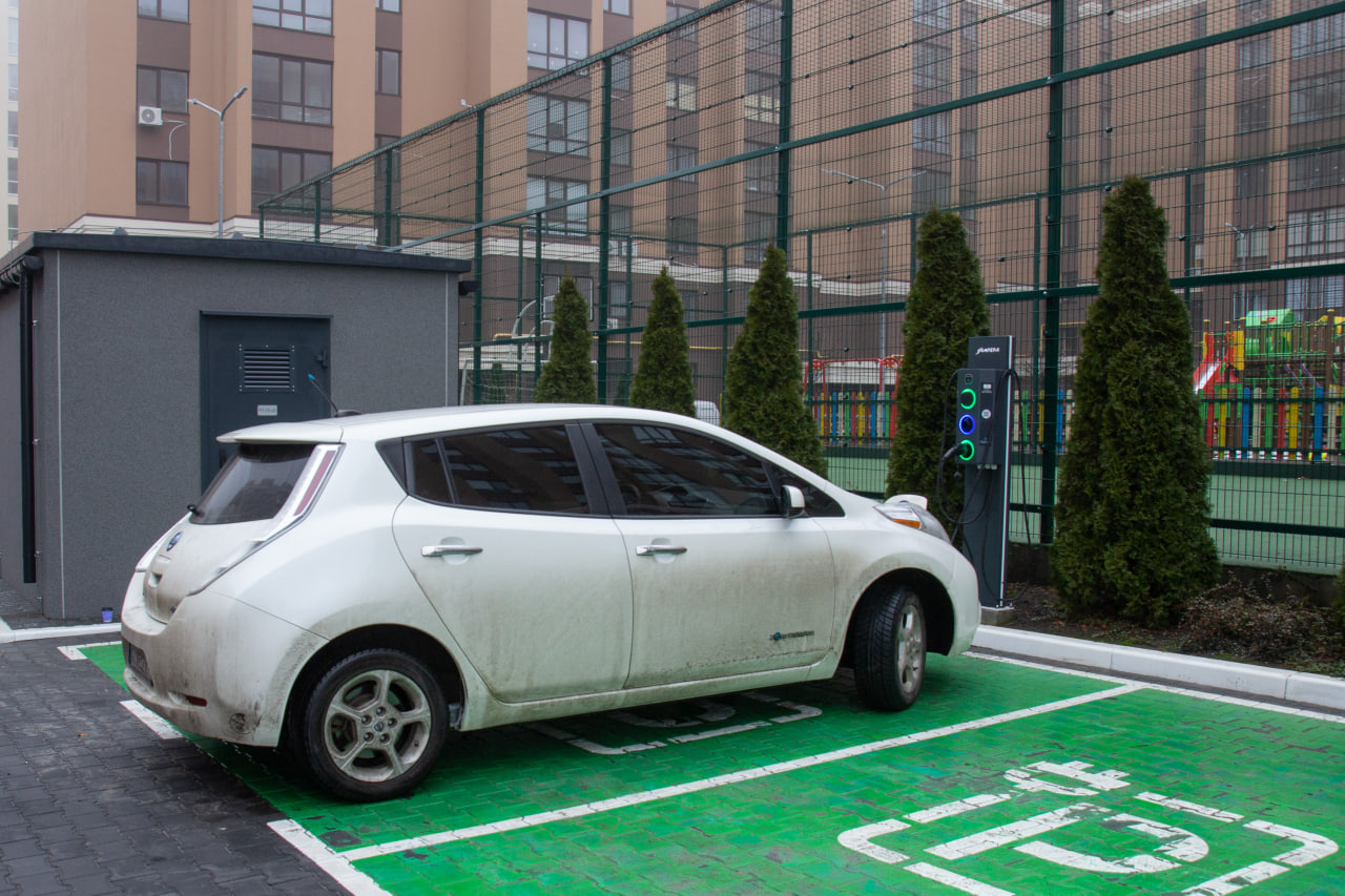 Зарядна станція Ampera встановлена в ЖК Софіївські Липки, Софіївська Борщагівка — зарядка для мешканців ОСББ